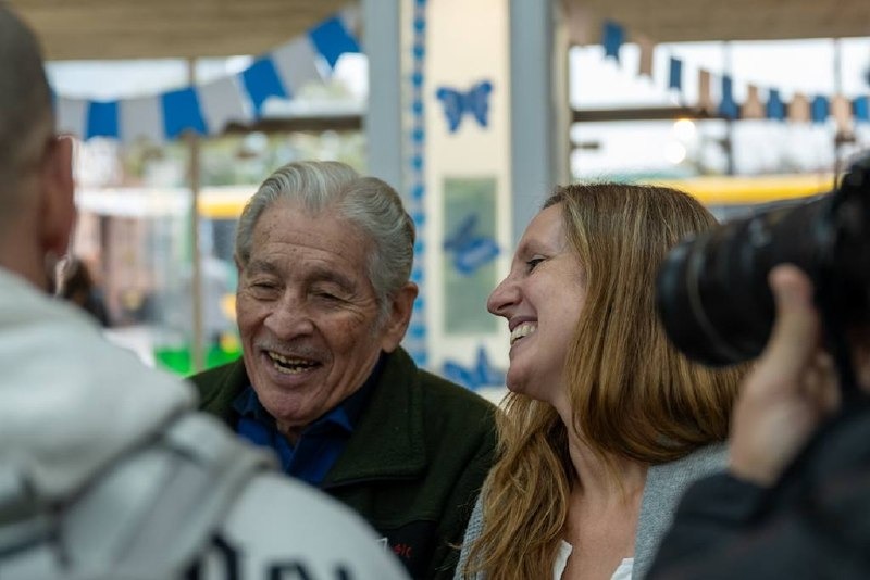 Encuentro alegre entre participantes del programa