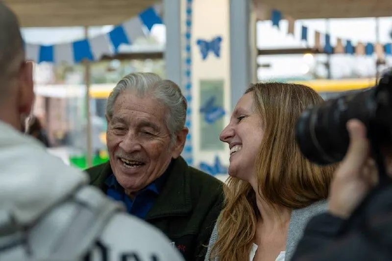 Encuentro alegre entre participantes del programa
