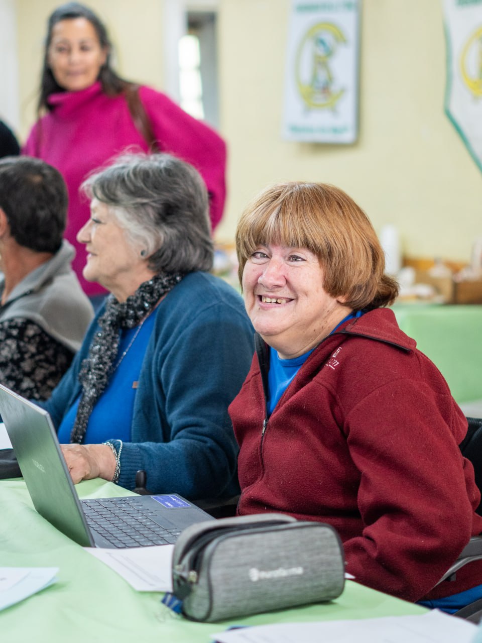 Personas mayores compartiendo una actividad educativa