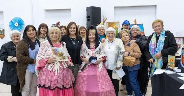 Grupo de participantes celebrando producciones del programa