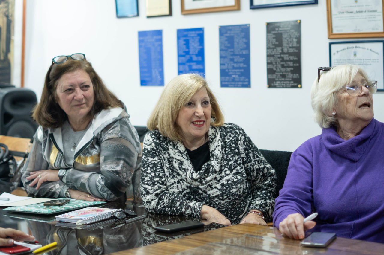 Grupo de mujeres compartiendo saberes en una mesa de trabajo