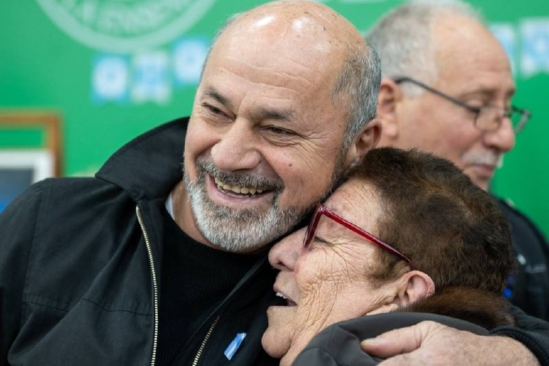 Abrazo y encuentro comunitario entre participantes