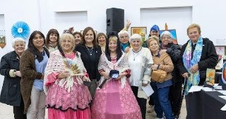 Grupo de personas mayores celebrando una producción colectiva
