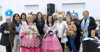 Grupo de personas mayores celebrando una producción colectiva