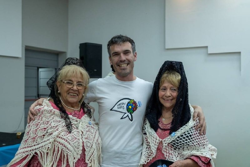 Participantes y docente compartiendo con afecto